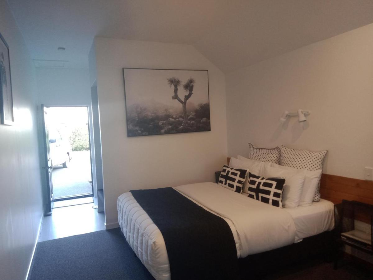 ג'רלדין Four Peaks Motel מראה חיצוני תמונה