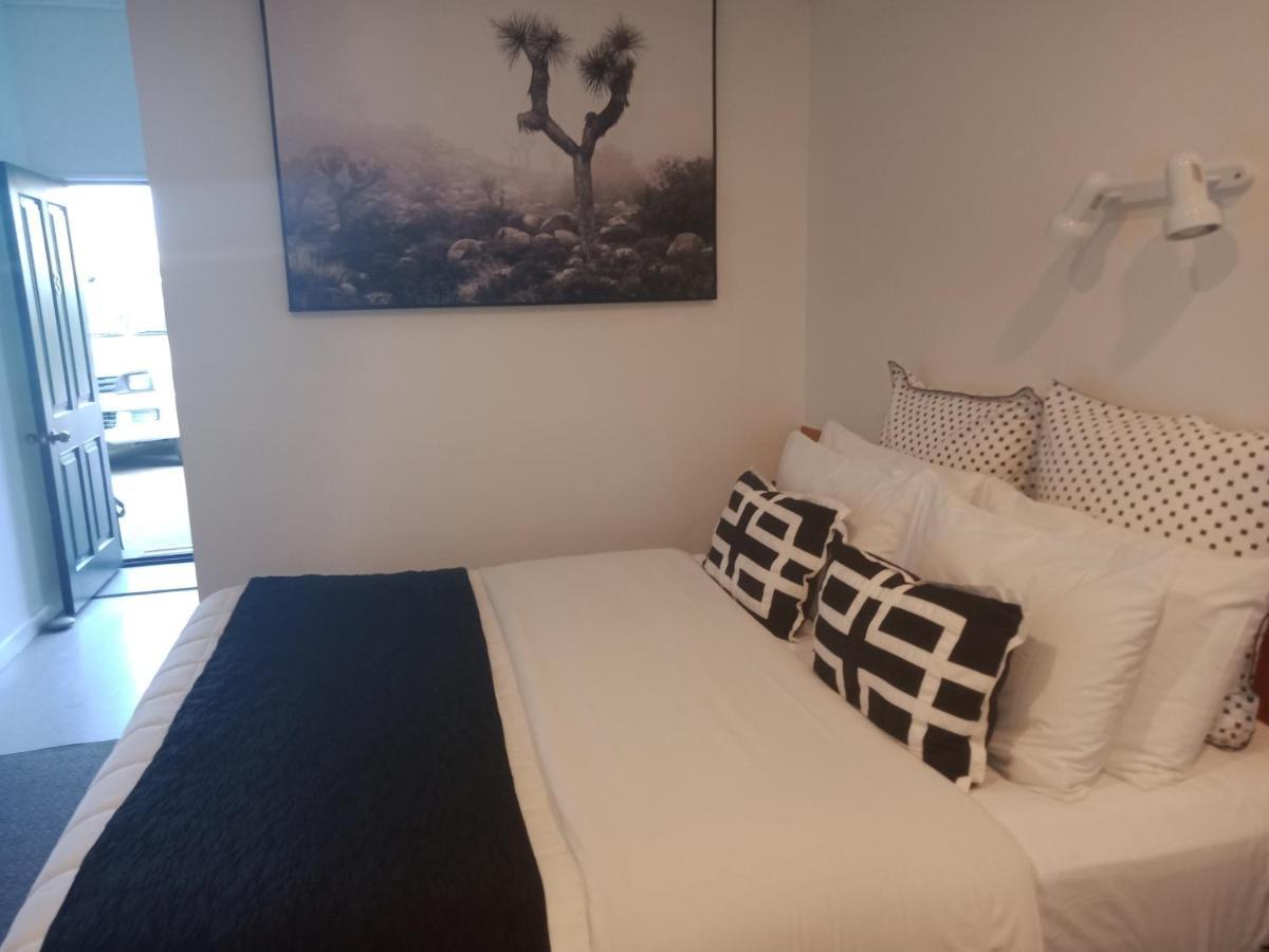 ג'רלדין Four Peaks Motel מראה חיצוני תמונה