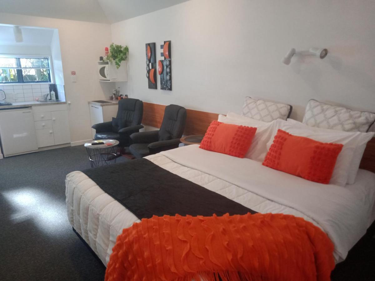 ג'רלדין Four Peaks Motel מראה חיצוני תמונה