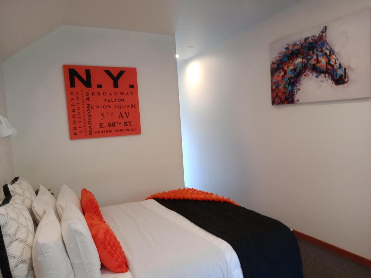 ג'רלדין Four Peaks Motel מראה חיצוני תמונה