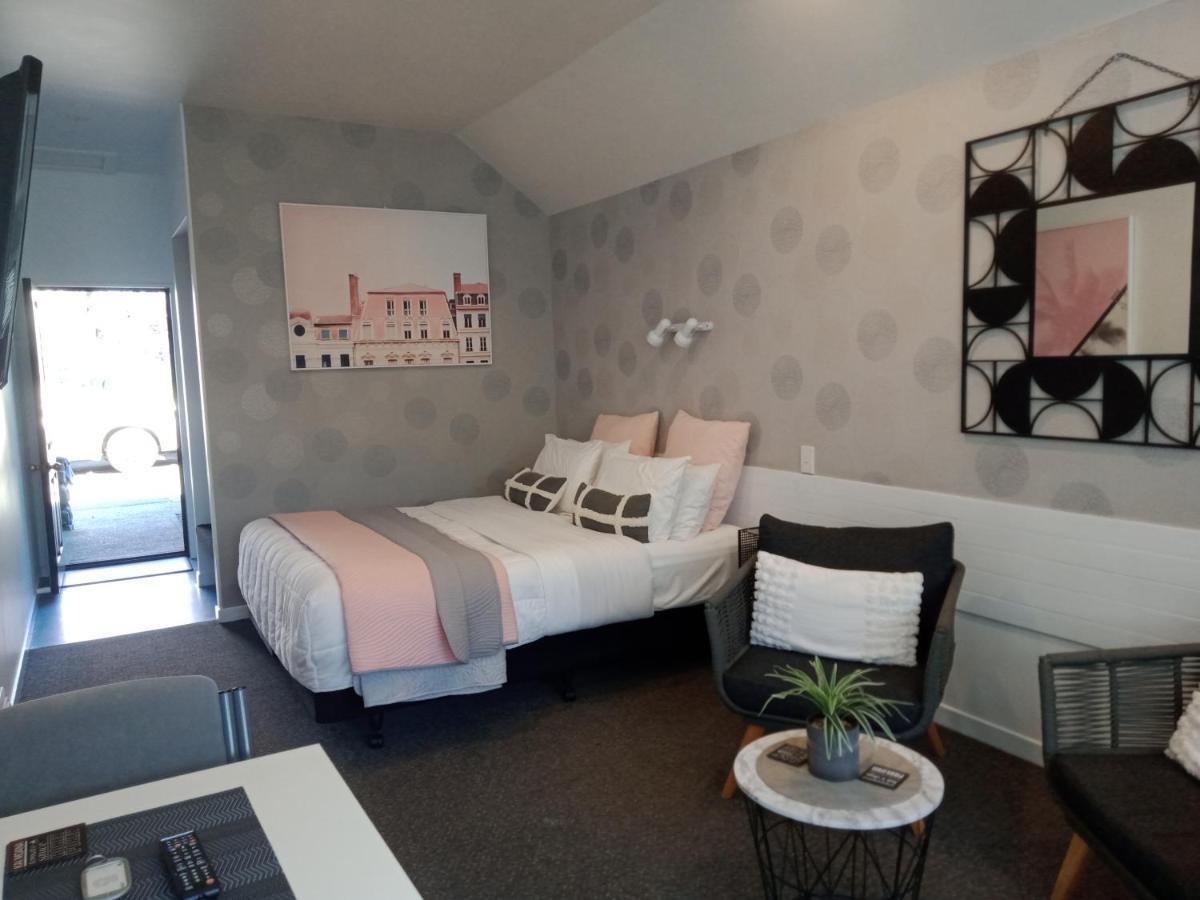 ג'רלדין Four Peaks Motel מראה חיצוני תמונה