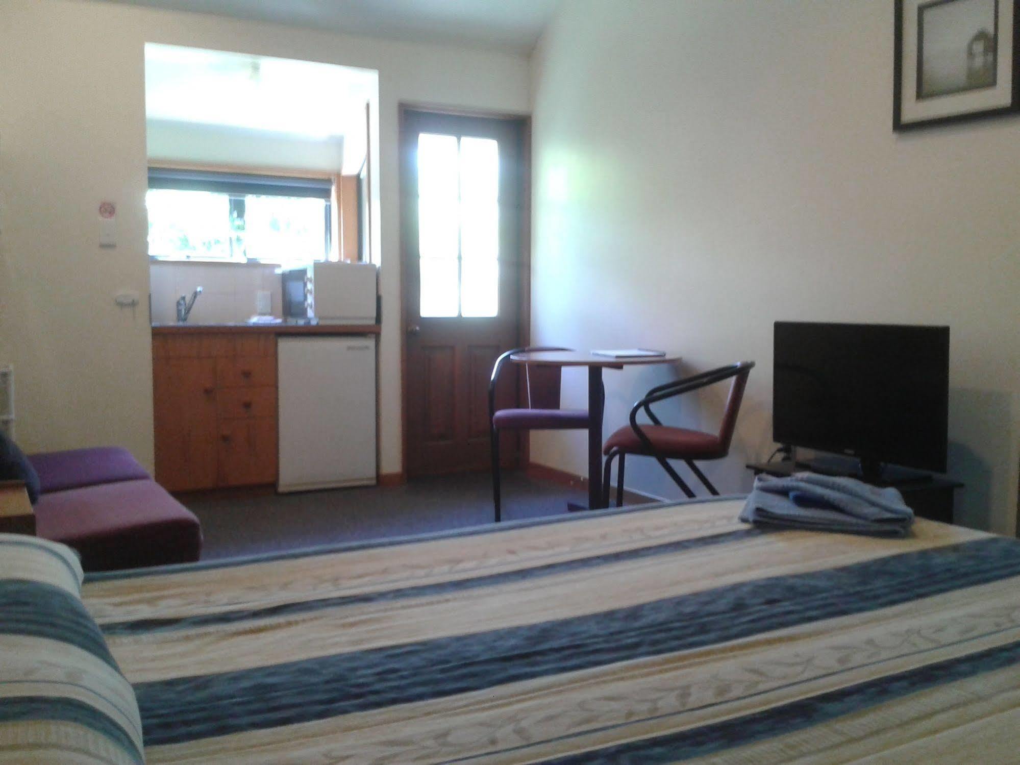 ג'רלדין Four Peaks Motel מראה חיצוני תמונה