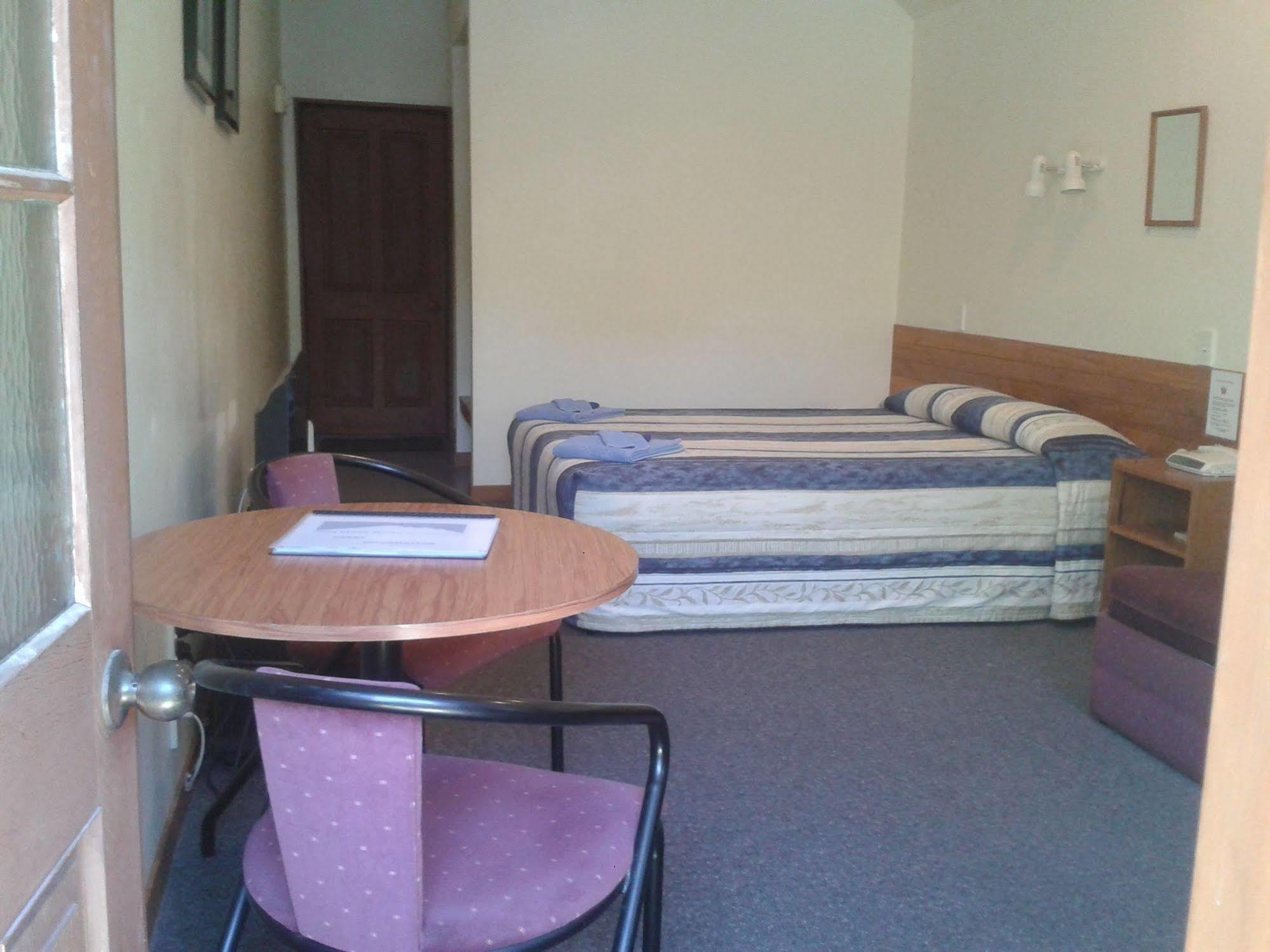 ג'רלדין Four Peaks Motel מראה חיצוני תמונה