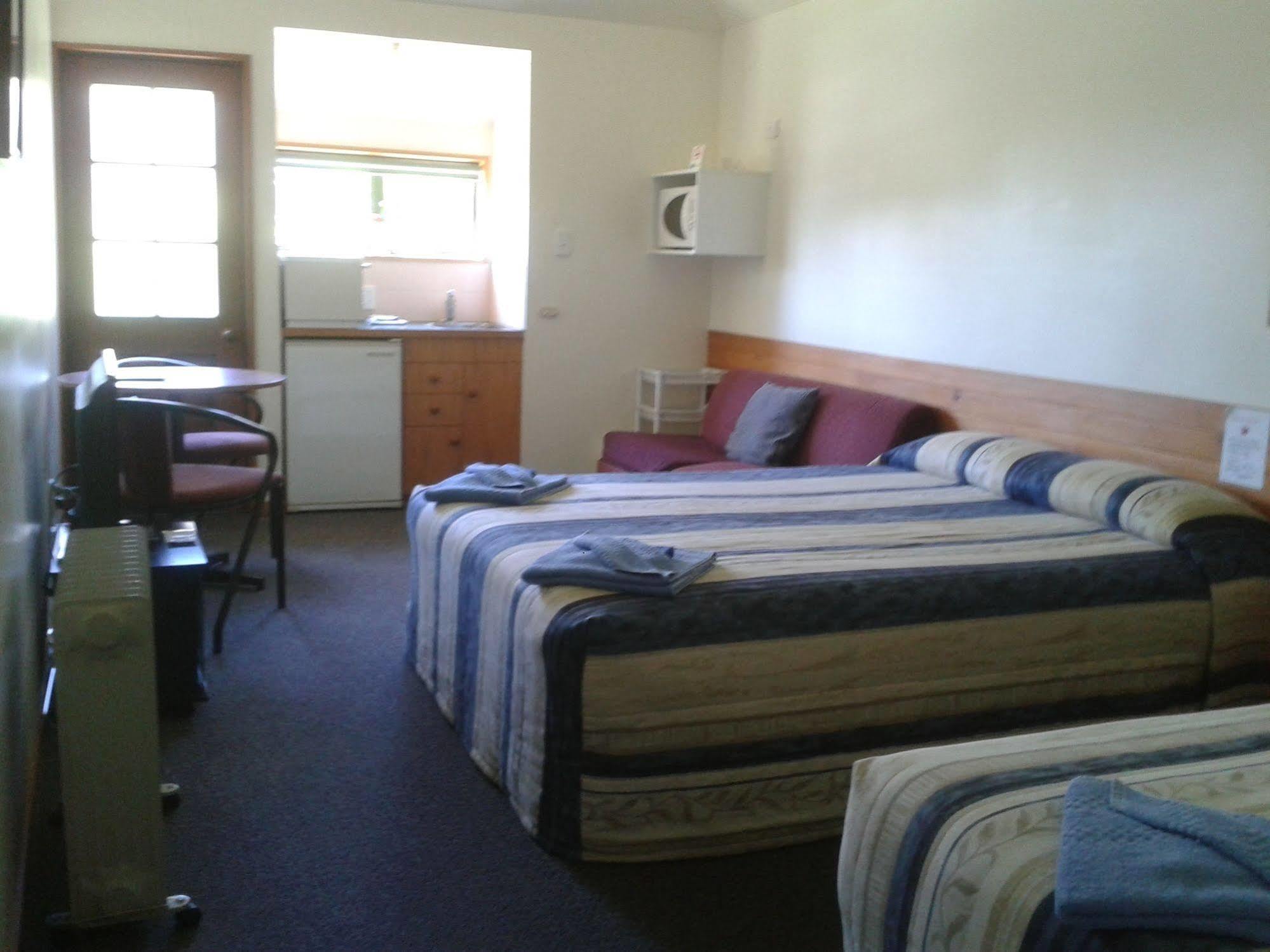 ג'רלדין Four Peaks Motel מראה חיצוני תמונה
