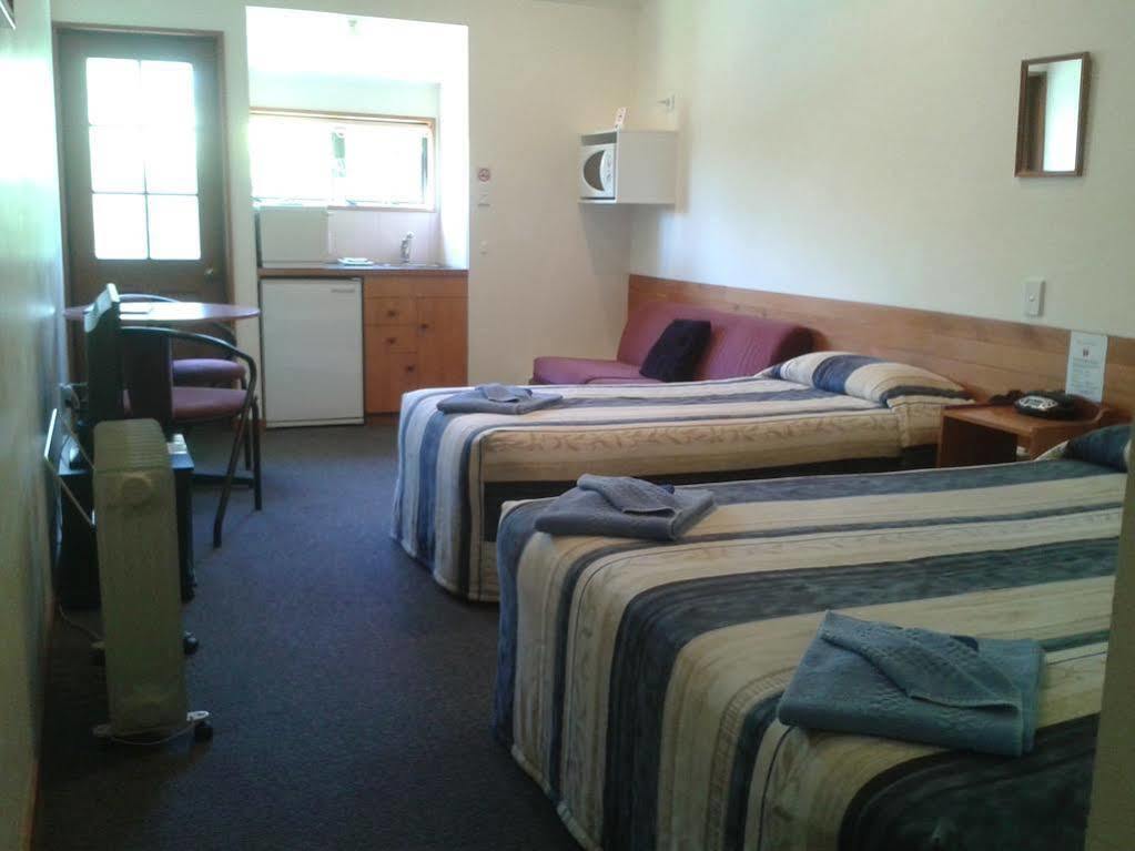 ג'רלדין Four Peaks Motel מראה חיצוני תמונה