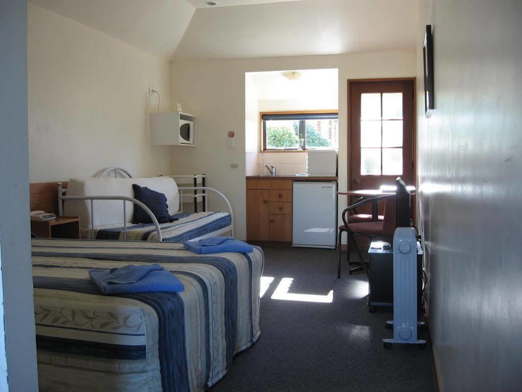 ג'רלדין Four Peaks Motel מראה חיצוני תמונה