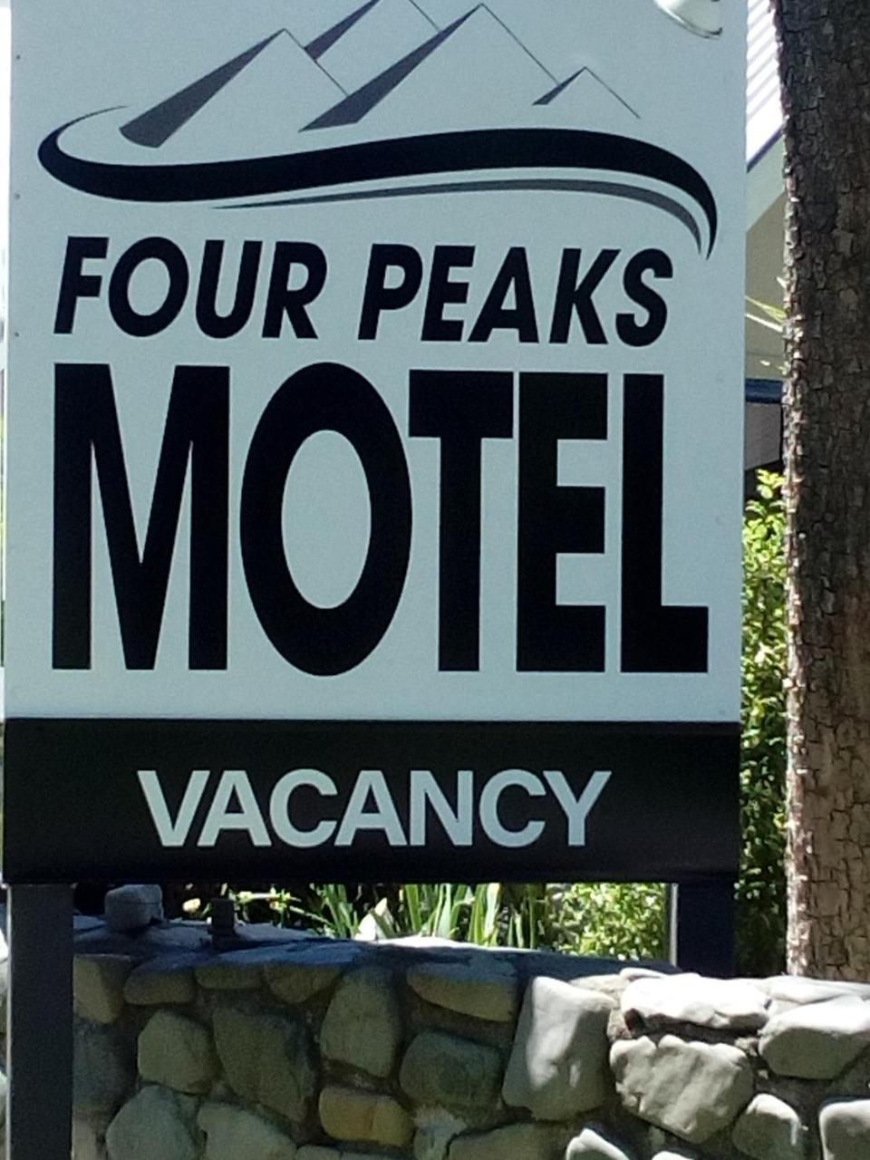ג'רלדין Four Peaks Motel מראה חיצוני תמונה