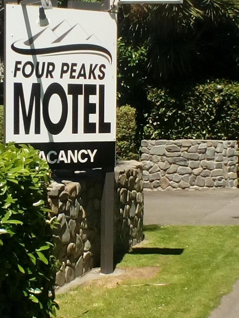 ג'רלדין Four Peaks Motel מראה חיצוני תמונה